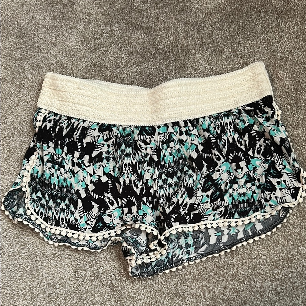 No Boundaries Juniors Black and Green Patterned Pull-on Shorts